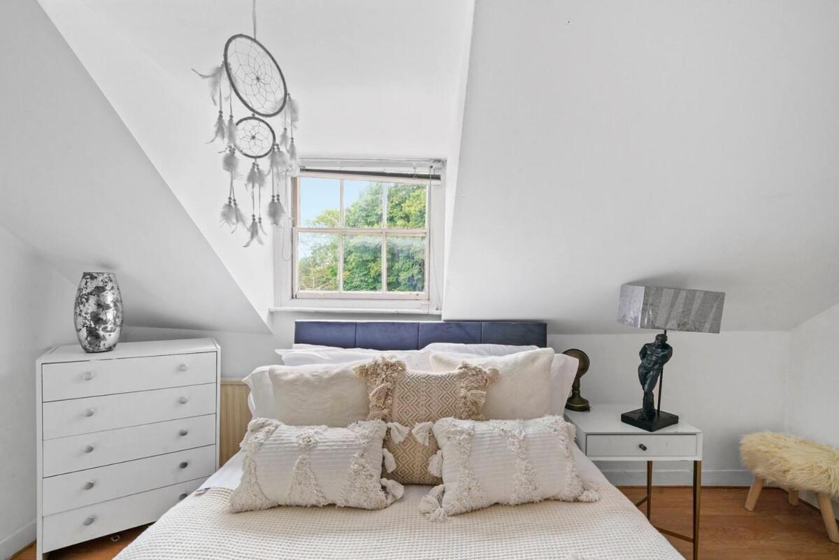Spacious 5 Bed Centre Themed With Parking