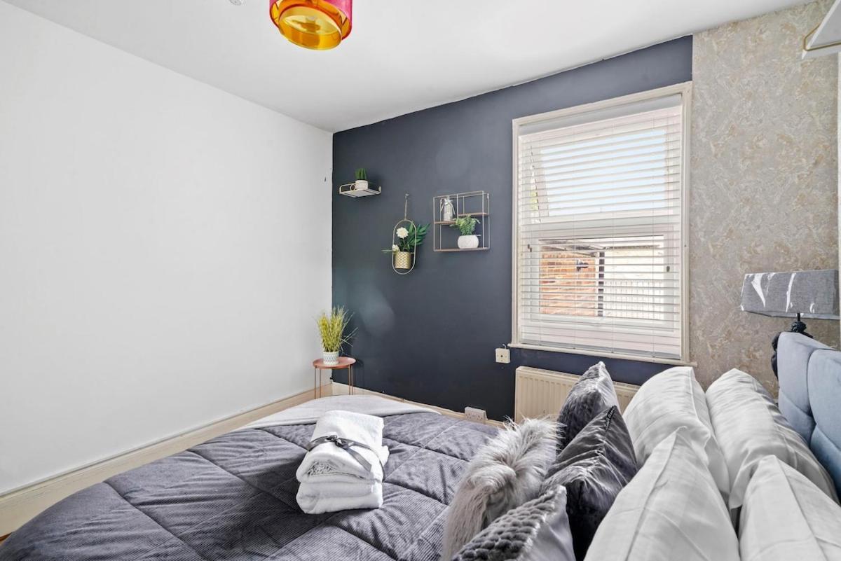 Spacious 5 Bed Centre Themed With Parking * Canterbury