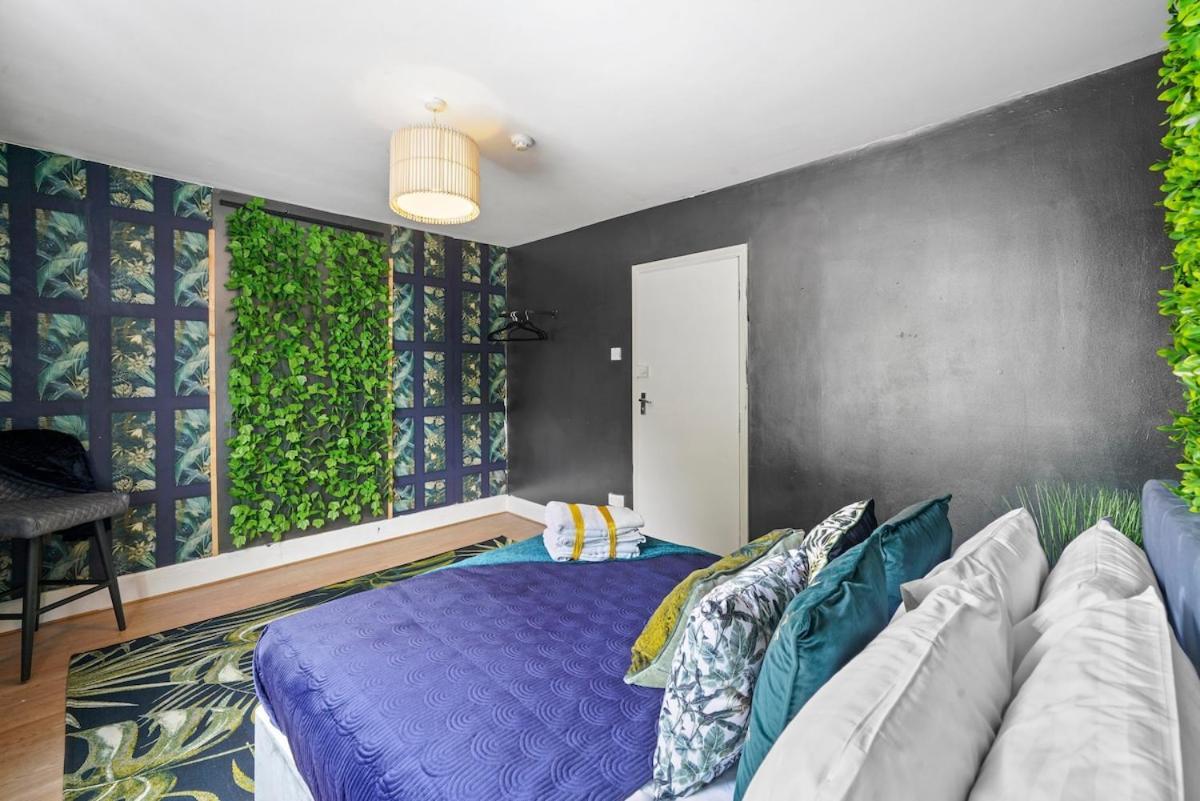 Spacious 5 Bed Centre Themed With Parking